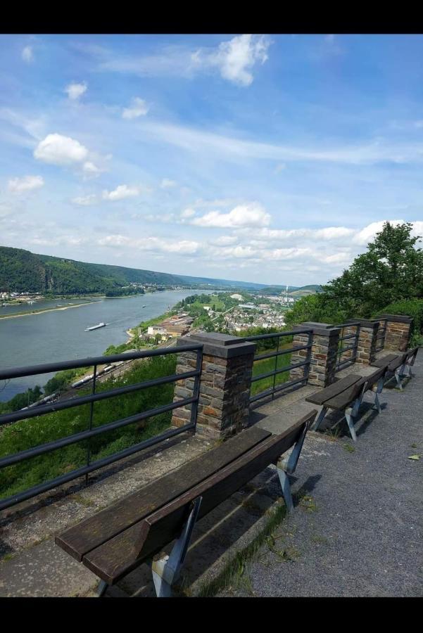 Ferienwohnung Neli Am Rhein Rheinbrohl Bagian luar foto