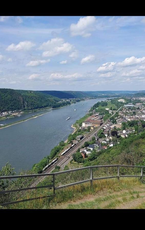 Ferienwohnung Neli Am Rhein Rheinbrohl Bagian luar foto