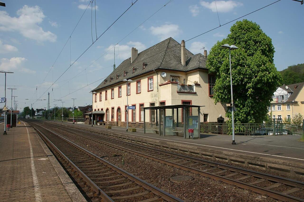 Ferienwohnung Neli Am Rhein Rheinbrohl Bagian luar foto